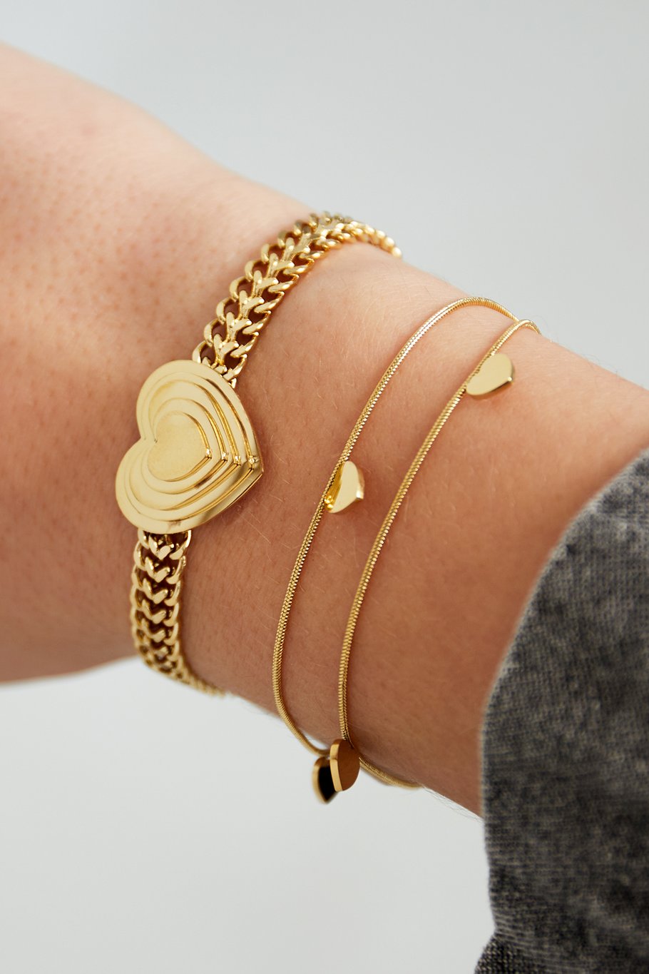 BOLD HEART ARMBAND - GOUD