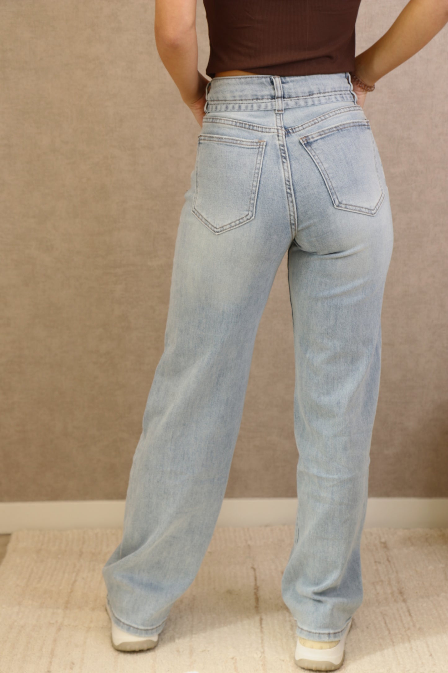 ANNA BELTED JEANS